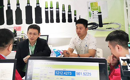 立仪科技的光谱共聚焦位移传感器用于胶水检测